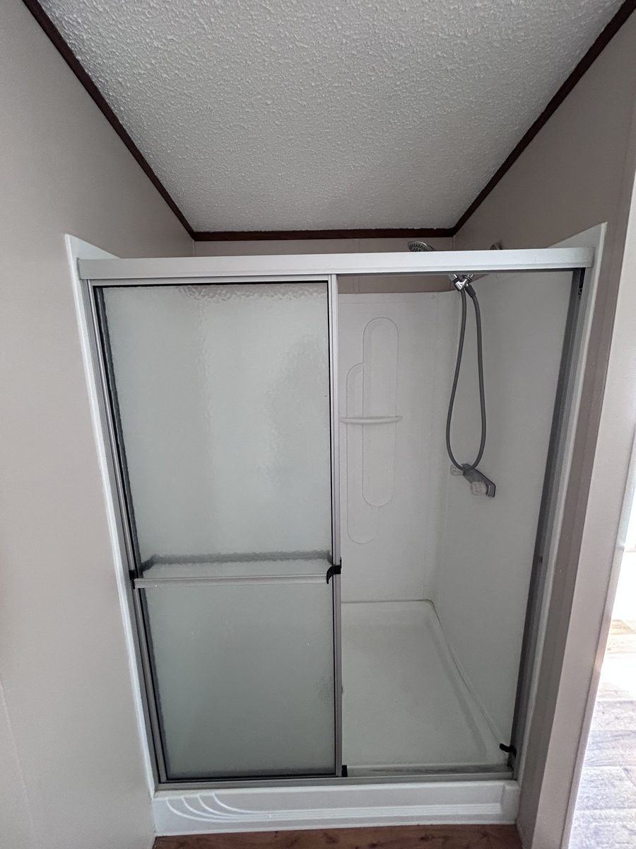5 Bedroom with Common Area — shower stall